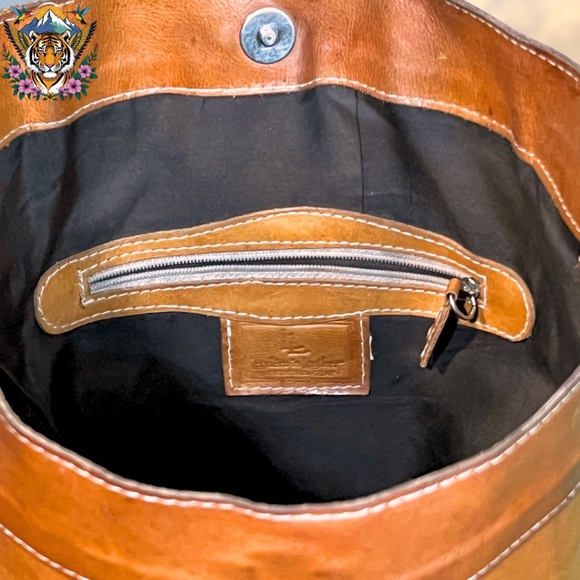 🌟Leaders in Leather: Vintage Cognac Leather Bucket Shoulder Bag🌟 - Picture 7 of 8